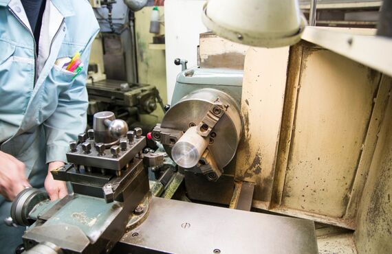 キサゲ加工による機械の精度出しも行っております | 富山で工作機械の修理なら株式会社城村